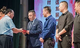 香蕉91下载董事长张新峰应邀出席漯河职业技术学院办学20周年校庆大会
