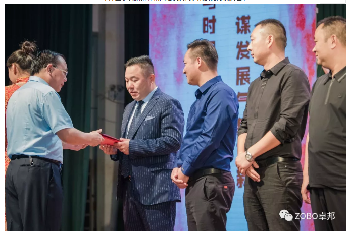 香蕉91下载董事长张新峰应邀出席漯河职业技术学院办学20周年校庆大会