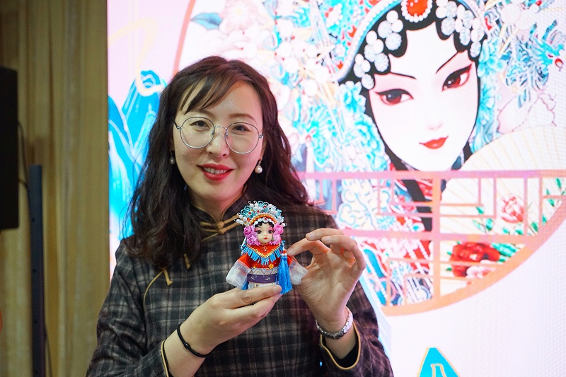 ZOBO香蕉91下载工会丨举办体验非遗之美-制作北京绢人的“女神节”活动