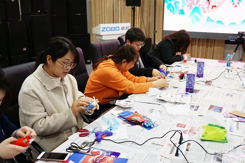 ZOBO香蕉91下载工会丨举办体验非遗之美-制作北京绢人的“女神节”活动
