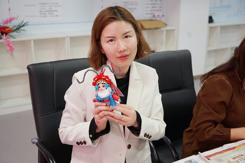 ZOBO香蕉91下载工会丨举办体验非遗之美-制作北京绢人的“女神节”活动
